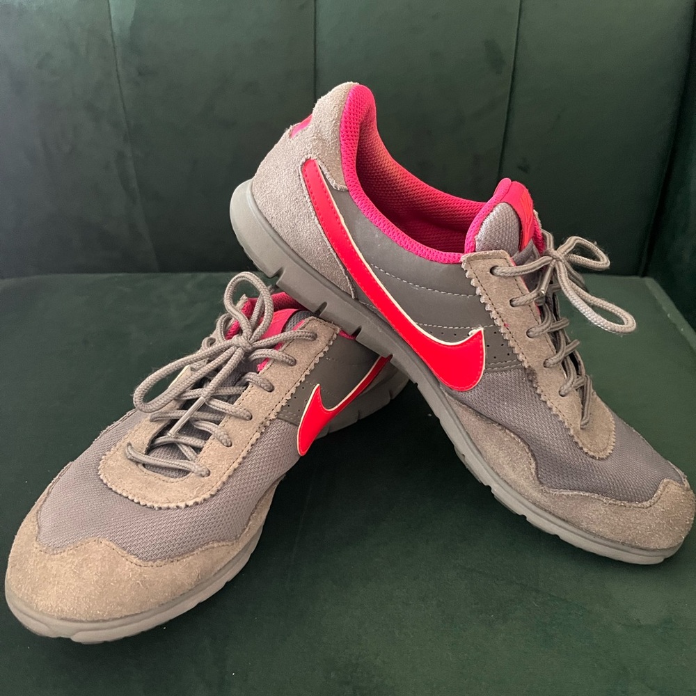 Nike Women's Gray and Pink Victoria  Running Shoes (Practically Brand New)